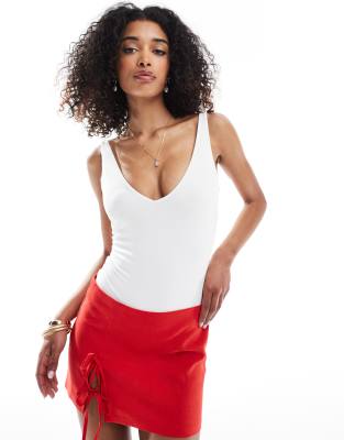 Bershka - Body in Weiß mit tiefem Ausschnitt und seitlicher Raffung