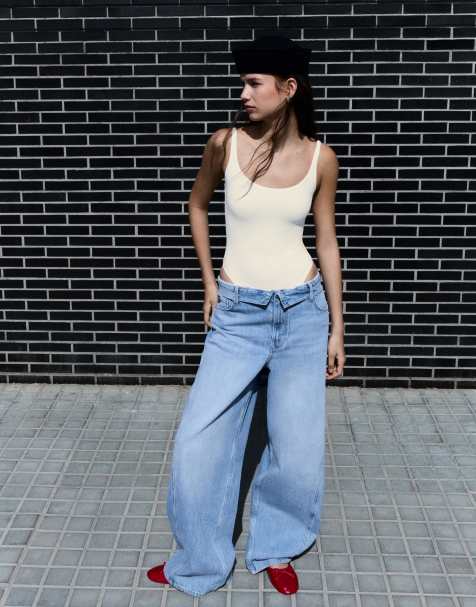 Bershka - Body met ronde hals en bandjes in ecru - view 1