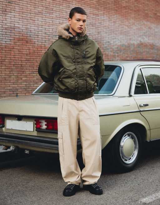 Bershka bomberjack met faux-furcapuchon in kaki, 2 van 7