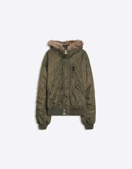 Bershka bomberjack met faux-furcapuchon in kaki, 6 van 7