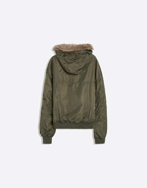 Bershka bomberjacka med huva i fuskpäls, khaki, 7 av 7