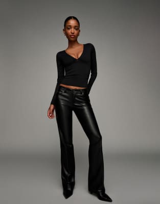 Bershka - Bootcut-Hose aus Kunstleder in Schwarz