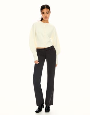 Bershka - Bootcut-Hose in Grau mit niedrigem Bund
