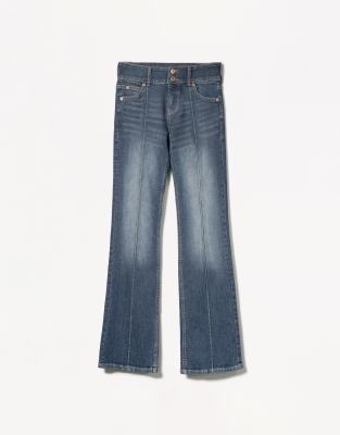 Bershka - Bootcut-Jeans in Blau mit niedrigem Bund