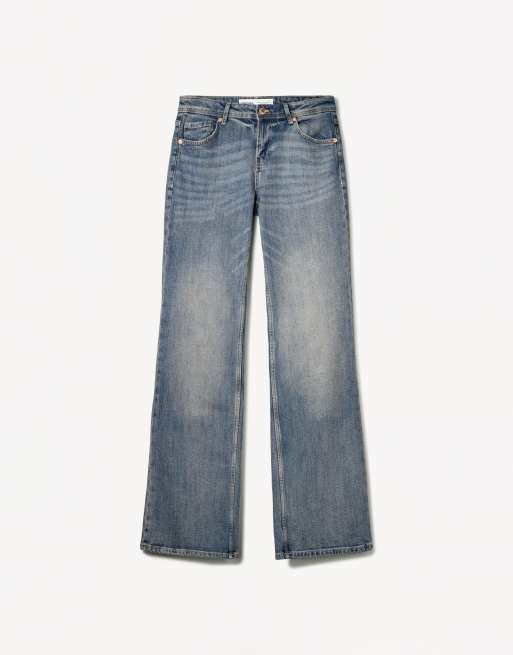 Bershka – Bootcut-Jeans in Blau mit niedrigem Bund