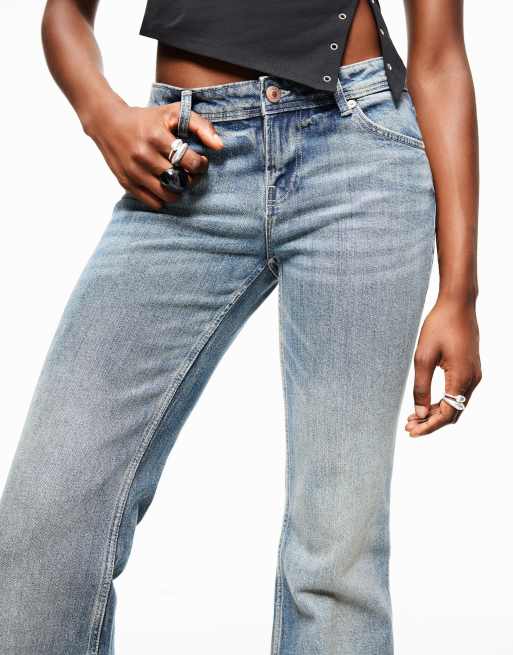Bershka – Bootcut-Jeans in Blau mit niedrigem Bund