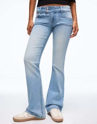 Bershka - Bootcut-Jeans in Hellblau mit niedrigem Bund