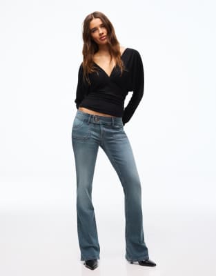 Bershka - Bootcut-Jeans in Jeansblau mit niedrigem Bund