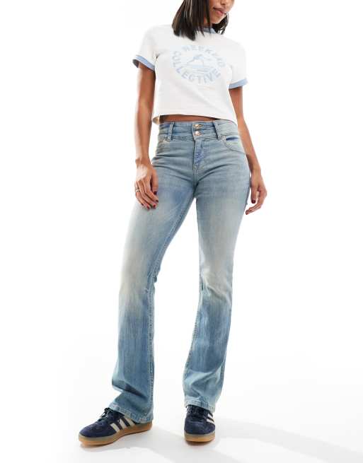 Bershka - Bootcut jeans met lage taille in lichtblauw met 'dirty' wassing