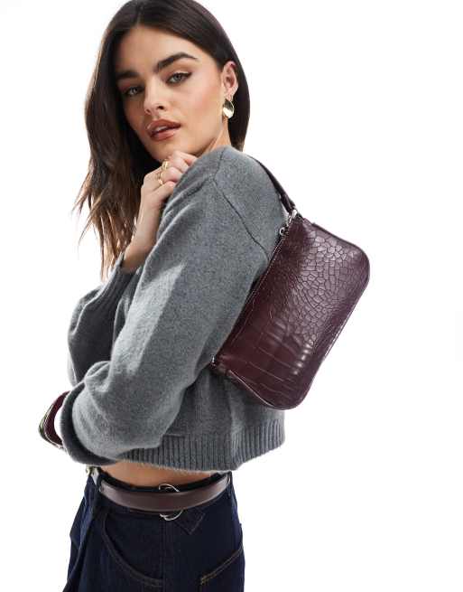 Bershka – Bordowa torebka na ramię z imitacji skóry krokodyla 