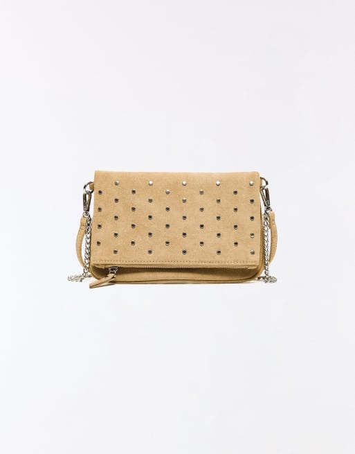 Bershka - Borsa a busta color cammello con borchie