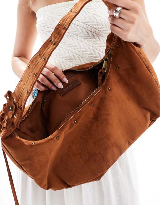 Bershka - Borsa da spalla morbida in camoscio sintetico marrone con borchie, 4 di 4