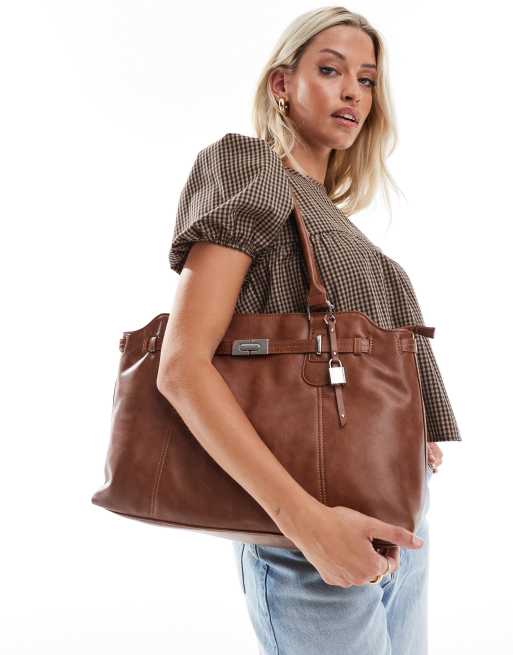 Bershka - Borsa da ufficio in pelle sintetica color tabacco con catena 