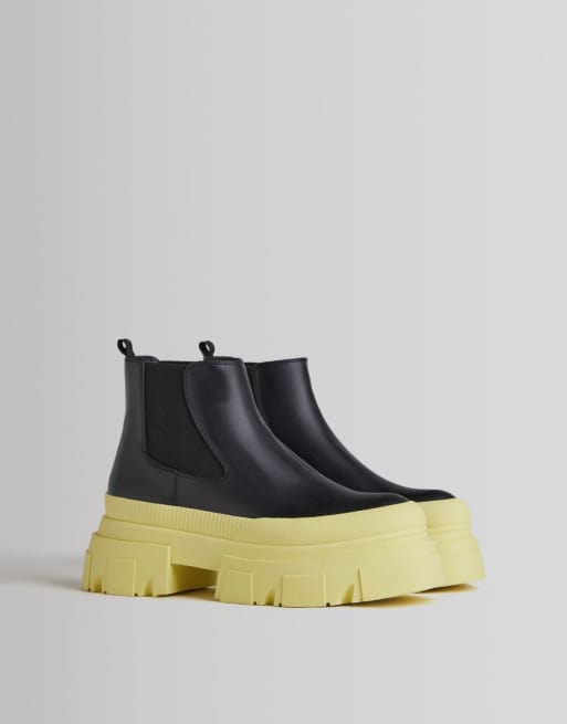 Bershka - Bottines Chelsea plates avec semelle chunky jaune contrastante - Noir