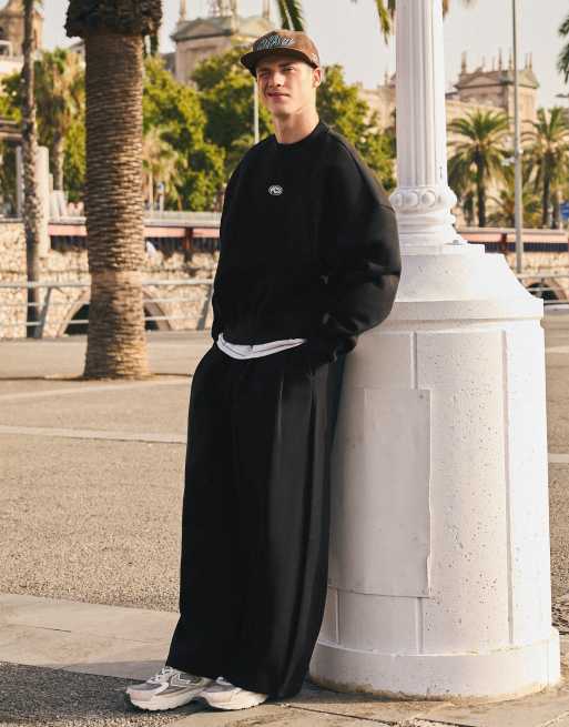 Bershka Boxy crew neck sweatshirt in black, 2 of 7