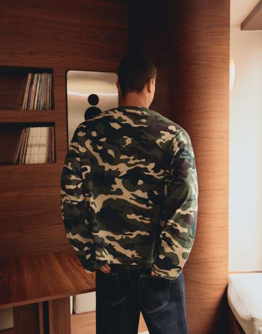 Bershka Boxy Langarmshirt mit Military-Muster in Grün, 4 von 7