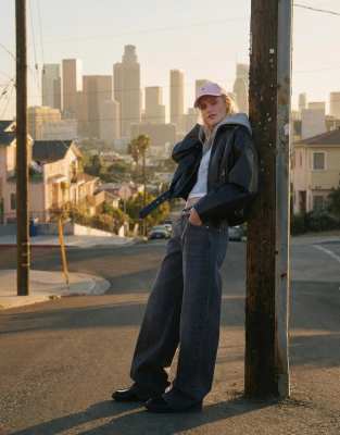 Bershka - Boyfriend-Jeans aus Cord in Hellgrau mit niedrigem Bund