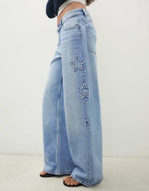 Bershka Boyfriend-Jeans mit Sternenprint in Hellblau, 4 von 6