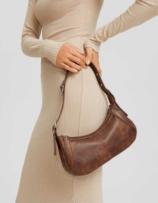 Bershka – Brązowa torebka na ramię z imitacji skóry z efektem sprania 