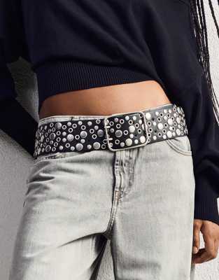 Bershka - Breiter Gürtel aus Kunstleder in Schwarz mit Nietenverzierung