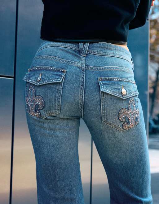 Bershka broderade lågmidjade utsvängda jeans i mellanblått, 3 av 5