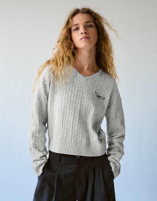 Bershka broderet kabelstrikket boxy-striktrøje med v-hals i grå, 2 af 5