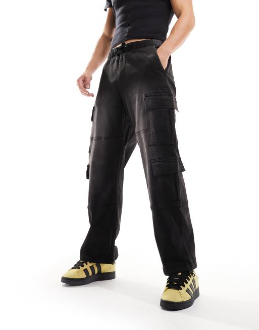Bershka - Broek met cargozakken in zwart met wassing 