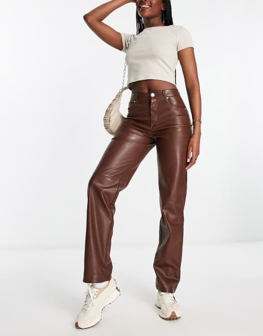 Bershka - Broek met rechte pijpen van imitatieleer in bruin