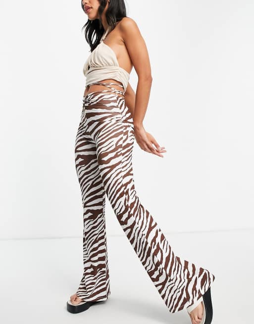 Bershka - Broek met wijde pijpen, bandjes en zebraprint in bruin