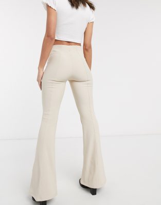 Bershka - Broek met wijduitlopende pijpen met naaddetail in beige | ASOS