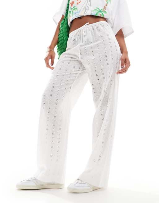 Bershka - Broek van broderie met wijde pijpen en gestrikte taille in wit 