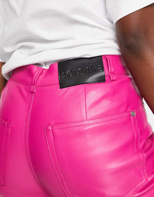 Bershka Broek van imitatieleer met rechte pijpen in felroze ASOS