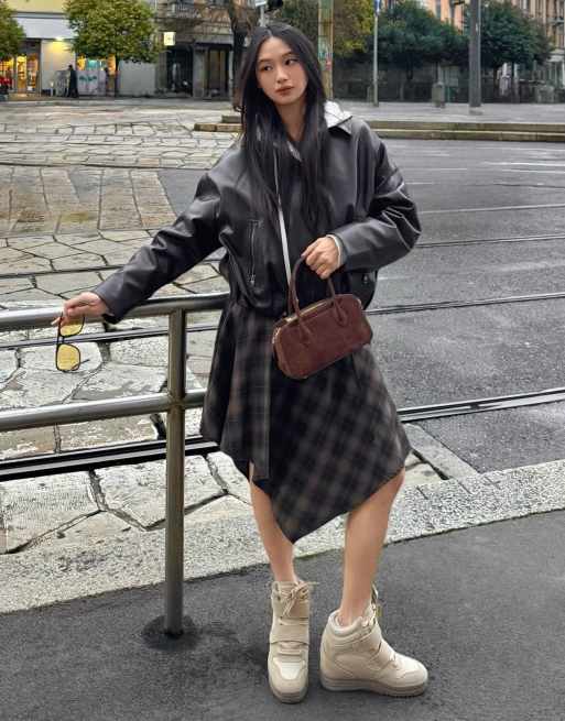 Bershka – Brun jacka i läderimitation med skärp, 4 av 4