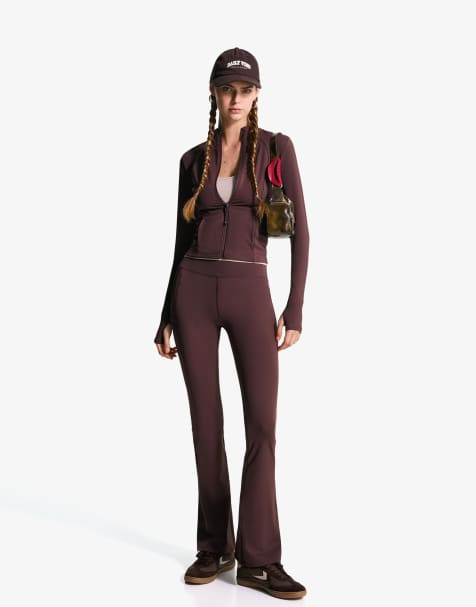 Bershka – Bruna, utsvängda byxor i techstil - view 1