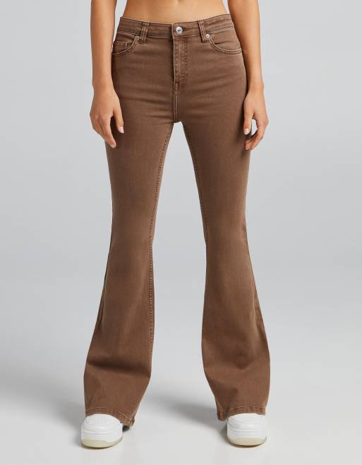 Bershka – Bruna utsvängda jeans 