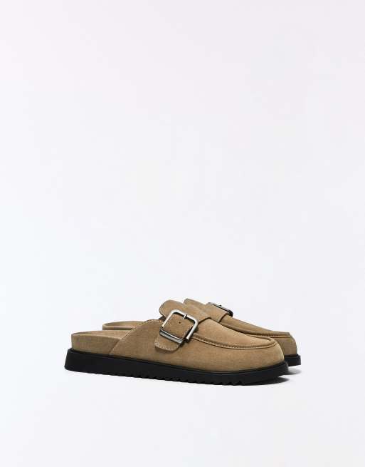 Bershka Buckle clogs in tan, 2 of 6