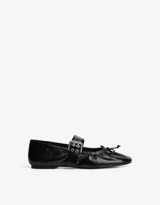  Buckled ballet flats 