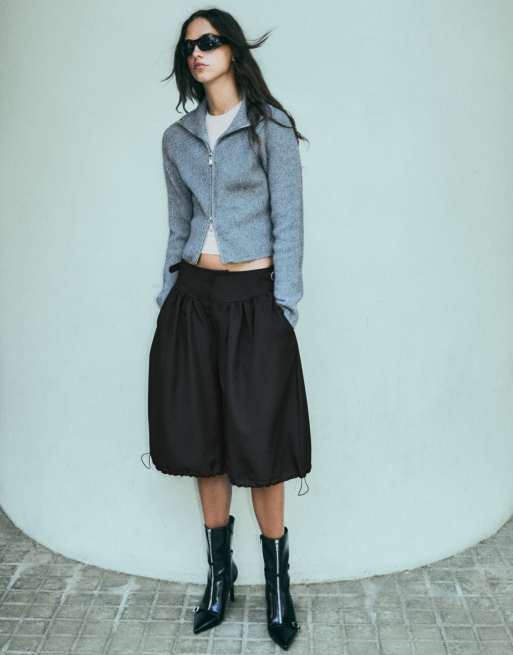 Bershka Buckled parachute bermuda shorts in black, 2 of 5