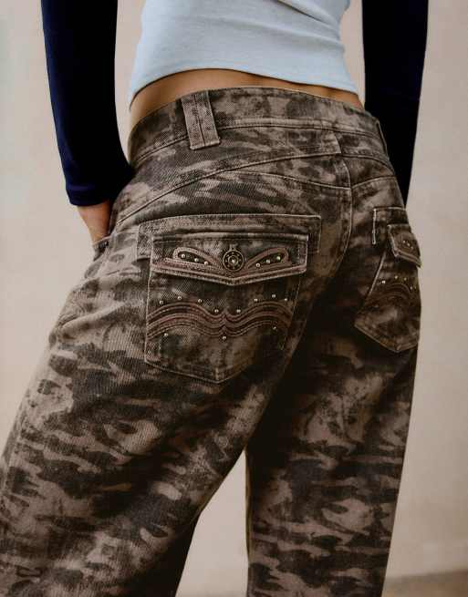 Bershka bukser med print, broderet lomme og nitter i brun, 2 af 6