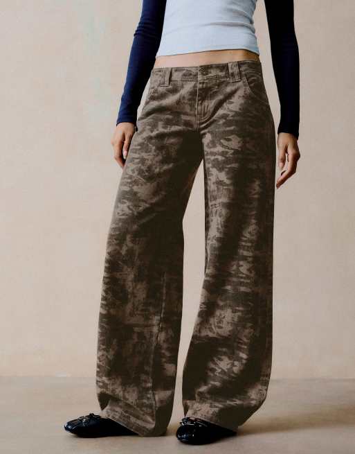Bershka bukser med print, broderet lomme og nitter i brun, 4 af 6