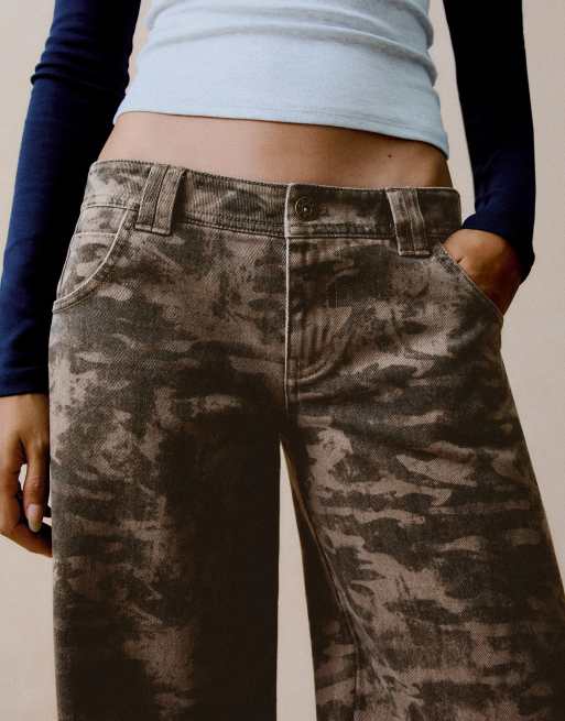Bershka bukser med print, broderet lomme og nitter i brun, 5 af 6