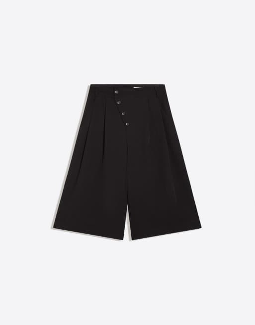 Bershka Buttoned-crossover bermuda shorts in black, 5 of 5