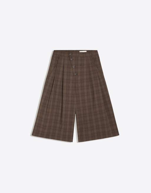 Bershka Buttoned-crossover bermuda shorts in brown, 5 of 5