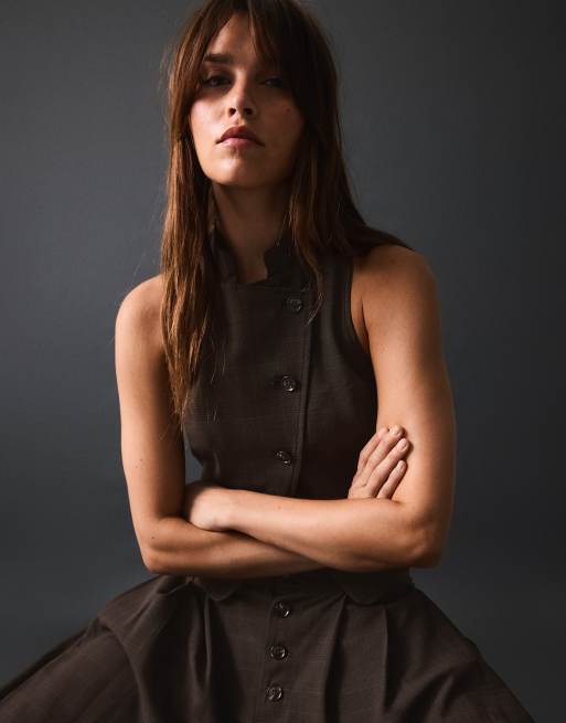 Bershka Buttoned crossover vest in brown, 2 of 5