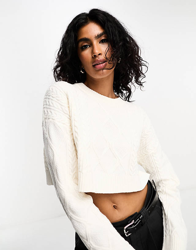 Bershka - cable knit cropped jumper in white