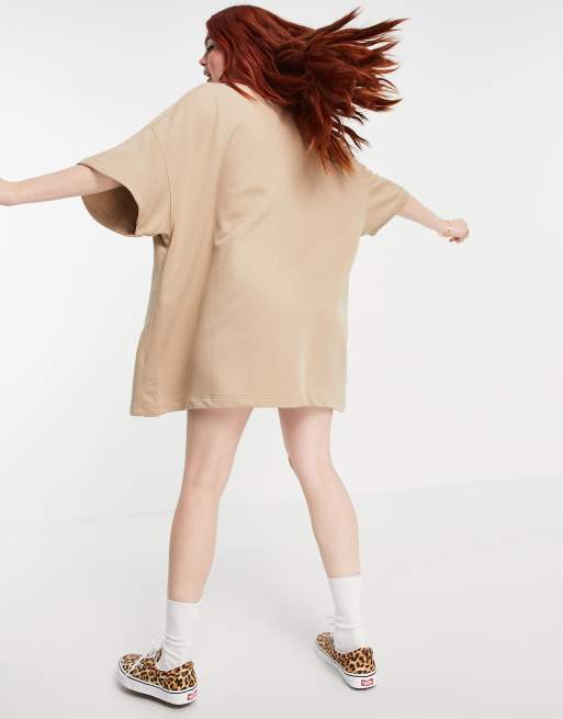 Bershka – Camelowa sukienka dresowa oversize z krótkim rękawem | ASOS