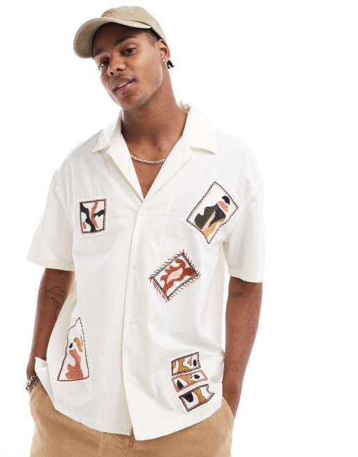 Bershka - Camicia beige con cuciture e ricamo floreale