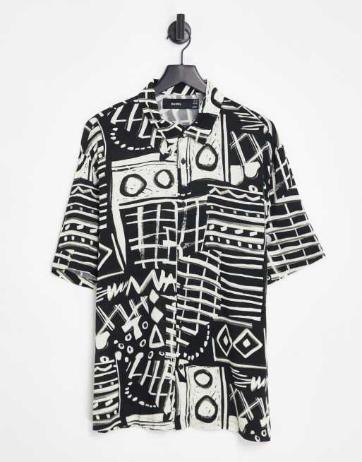 Bershka - Camicia nera a maniche corte con stampa astratta