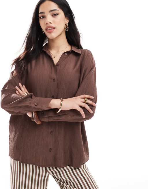 Bershka - Camicia oversize color cioccolato stropicciata e allacciata sul retro