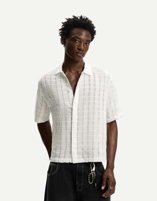 Bershka - Camicia squadrata bianca a maniche corte sfrangiata - view 1